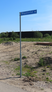 850019 Afbeelding van het straatnaambord 'Wapatovliet', op een onbebouwd gedeelte van de nieuwbouwwijk Rijnvliet te Utrecht.